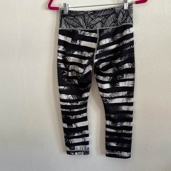 Lululemon Abstract Black and White Zebra Print Cropped Leggings Size 6 - Picture 3 of 5